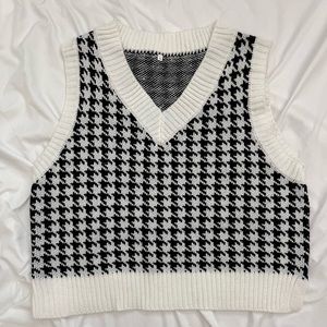 Black and white sweater vestl